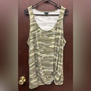 Torrid 3 (22/24) camo twist hem tank B2